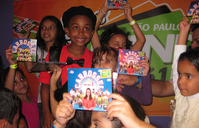 Cirilo, do Carrossel, se diverte com crianças em São Paulo