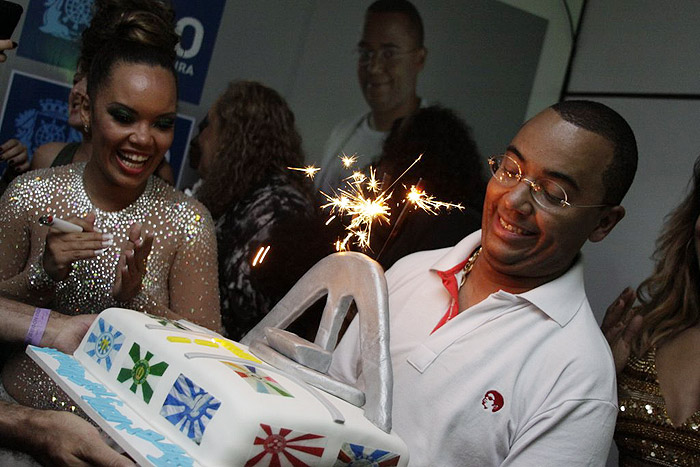 No final do show, Dudu Nobre ganhou um bolo de aniversário