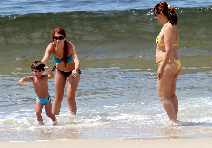 Mariah Rocha se diverte com o filho e a mãe em praia carioca