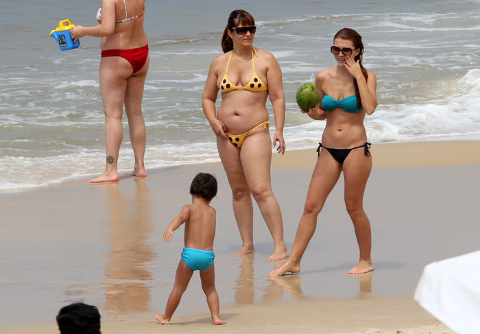Mariah Rocha se diverte com o filho e a mãe em praia carioca