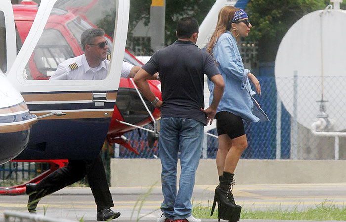 Lady Gaga chega ao Brasil montada em uma bota escândalo