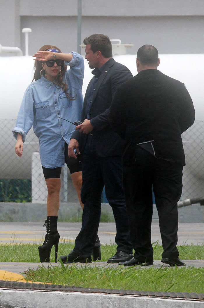 Lady Gaga chega ao Brasil montada em uma bota escândalo