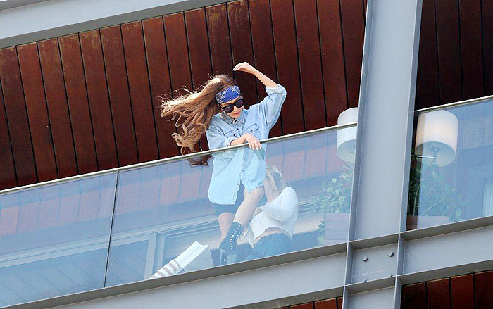 Lady Gaga atira flores pela janela do hotel no Rio de Janeiro