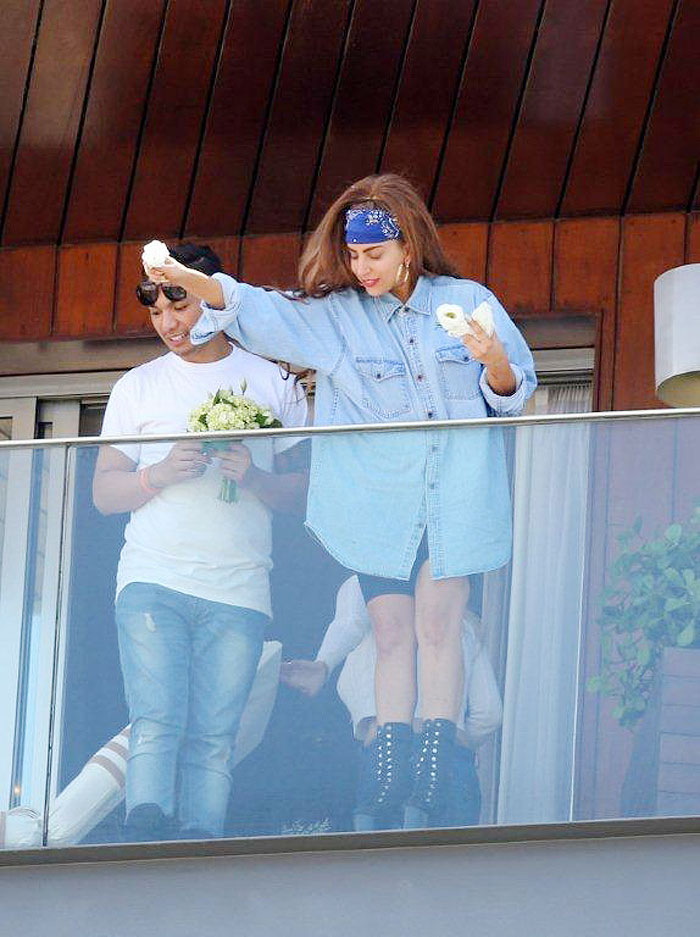 Lady Gaga joga flores para seus fãs na sacada do Hotel, Rio - Veja as Fotos!