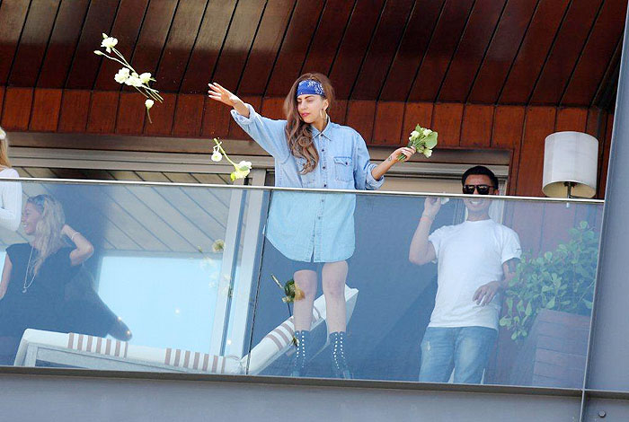 Lady Gaga atira flores pela janela do hotel no Rio de Janeiro