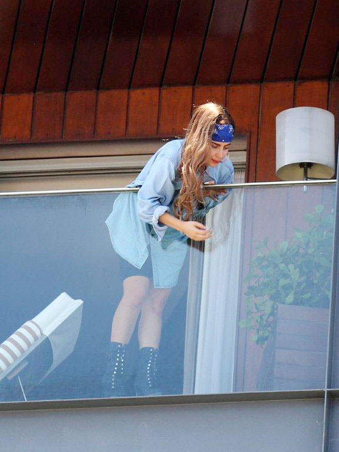 Lady Gaga joga flores para seus fãs na sacada do Hotel, Rio - Veja as Fotos!