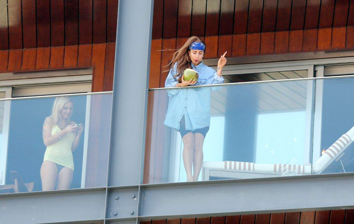 Gaga bebe água de coco e joga biscoito de polvilho para os fãs