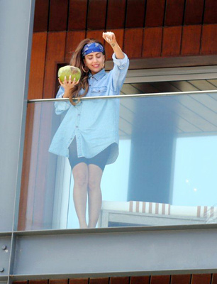 Gaga bebe água de coco e joga biscoito de polvilho para os fãs