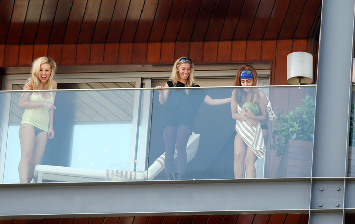 Lady Gaga faz topless na sacada do hotel no Rio de Janeiro
