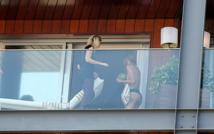 Lady Gaga faz topless na sacada do hotel no Rio de Janeiro