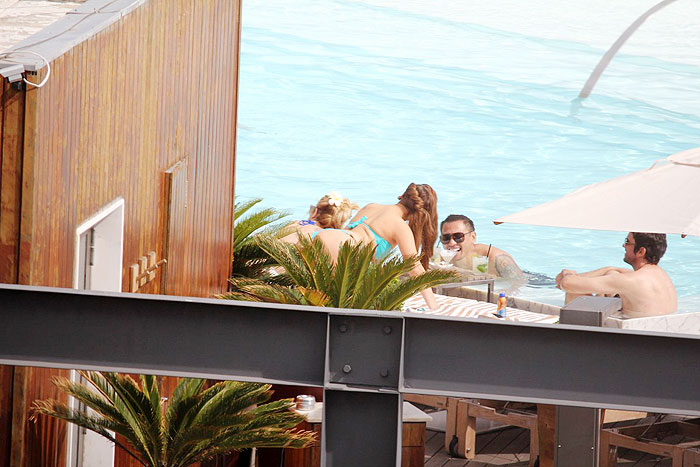 Lady Gaga na piscina do hotel Fazano em Ipanema 