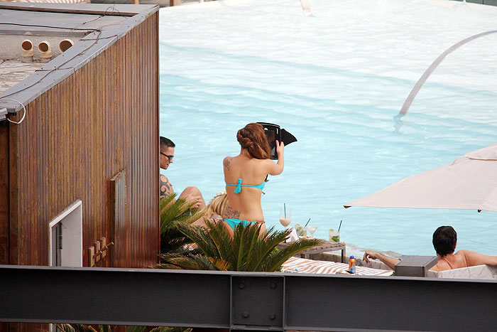 Lady Gaga na piscina do hotel Fazano em Ipanema 