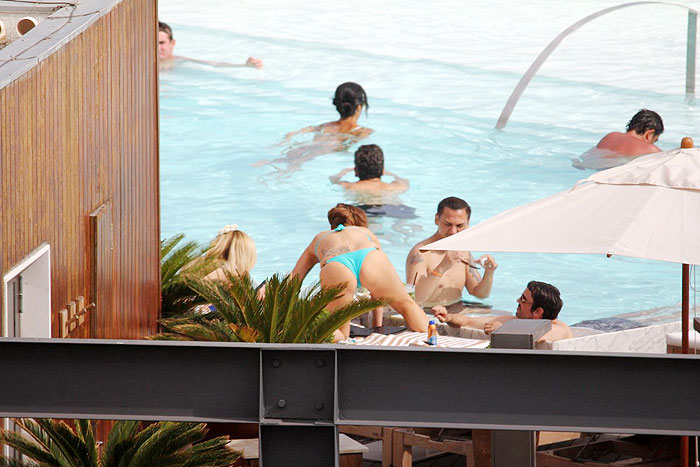 Lady Gaga na piscina do hotel Fazano em Ipanema 