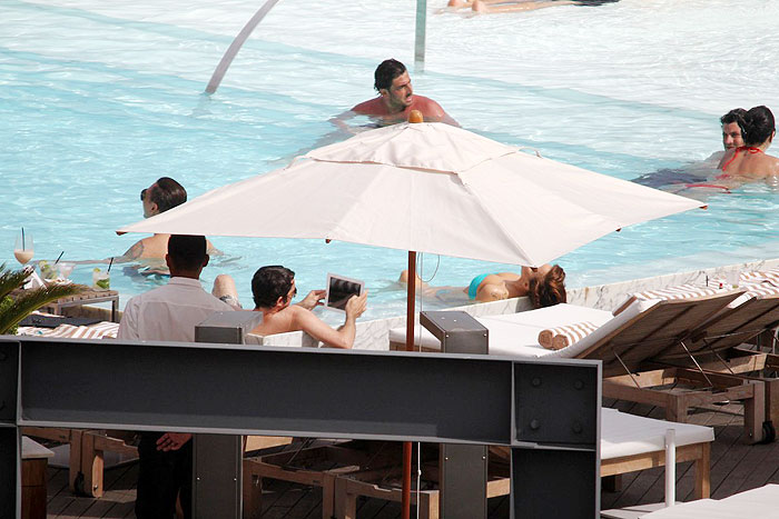 Lady Gaga na piscina do hotel Fazano em Ipanema 