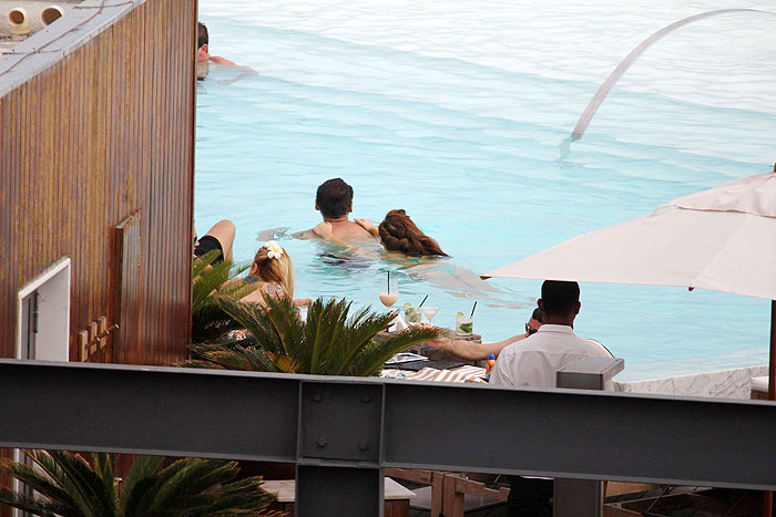 Lady Gaga na piscina do hotel Fazano em Ipanema 