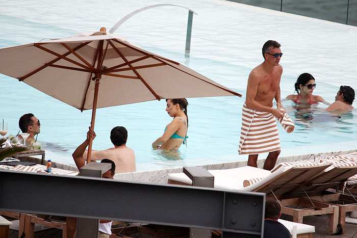 Lady Gaga na piscina do hotel Fazano em Ipanema 