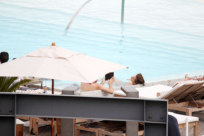 Lady Gaga na piscina do hotel Fazano em Ipanema 