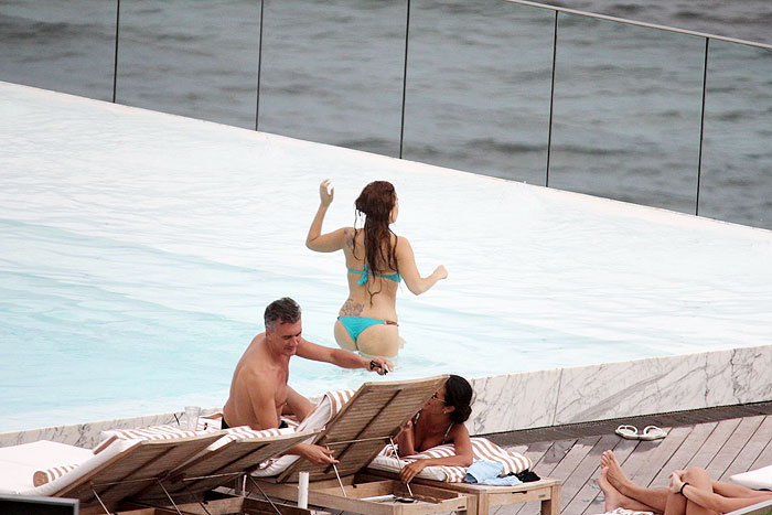 Lady Gaga na piscina do hotel Fazano em Ipanema 