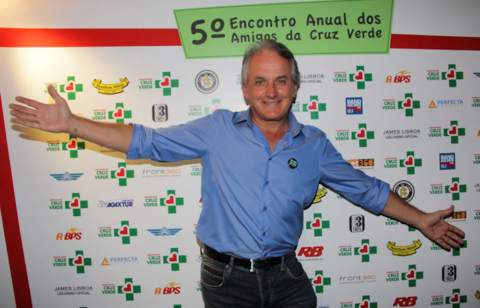 Eriberto Leão comparece no encontro da Cruz Verde Ofuxico