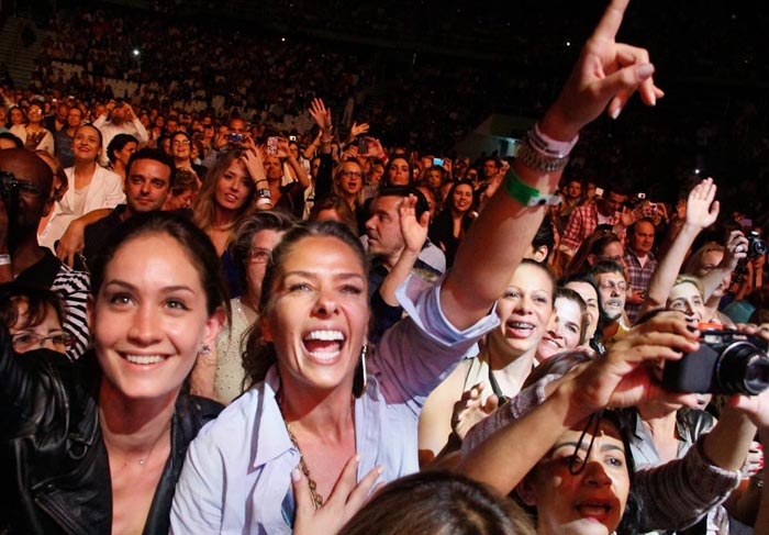 Durante show de Roberto Carlos, Adriane Galisteu cai da farra ao lado da galera O Fuxico