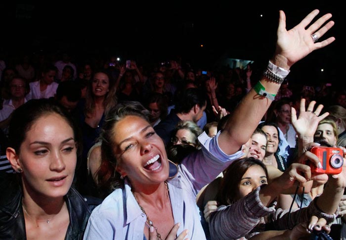 Durante show de Roberto Carlos, Adriane Galisteu cai da farra ao lado da galera O Fuxico