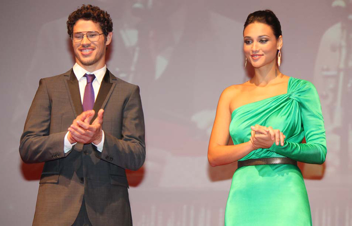 José Loreto e Débora Nascimento apresentam premiação da Globo