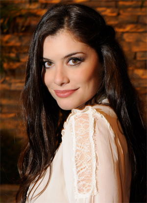 Alinne Moraes mostra seu viés cômico na série 