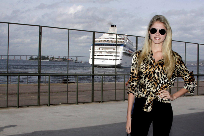 Fashion Rio: Bárbara Evans prestigia desfiles e faz poses em frente a navio