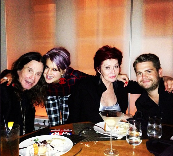 Kelly Osbourne encontra Victoria e David Beckham em restaurante 