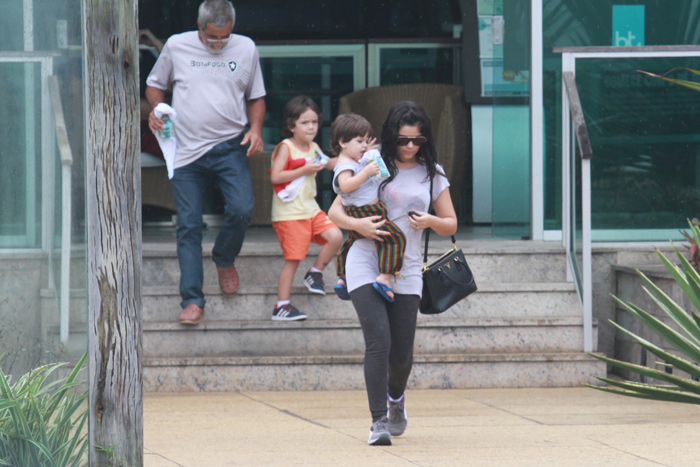  Vanessa Giácomo deixa academia com os filhos, no Rio