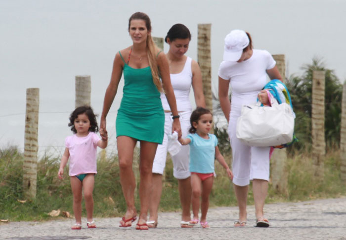 Esposa de Luciano Camargo pega praia com as filhas, no Rio