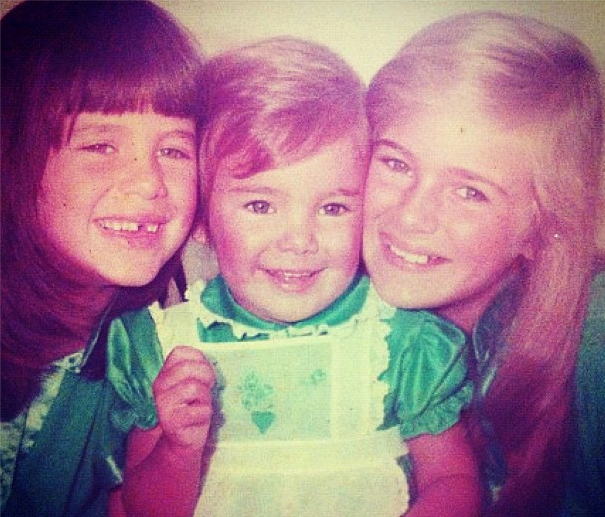 Ticiane Pinheiro mostra foto de quando era criança com as irmãs