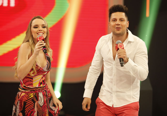 Thaeme, da dupla com Thiago, doa vestido para leilão do Teleton