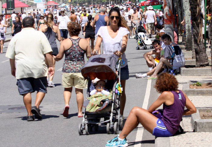 Cinthya Howlett passeia com o filho caçula no Rio de Janeiro