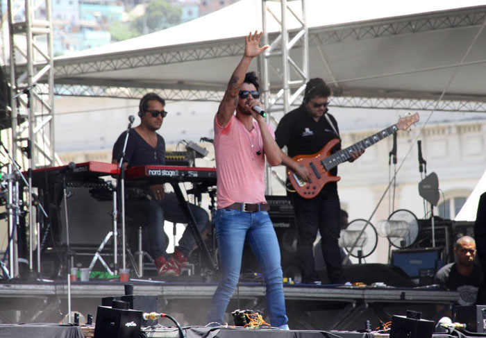 Fã desesperada voa no palco e agarra Gusttavo Lima