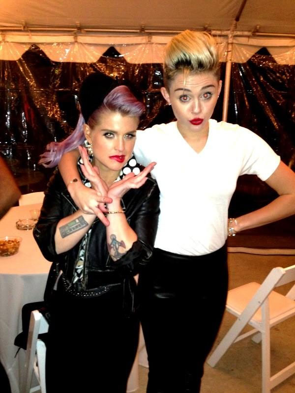 Kelly Osbourne usa sutiã de Miley Cyrus como chapéu