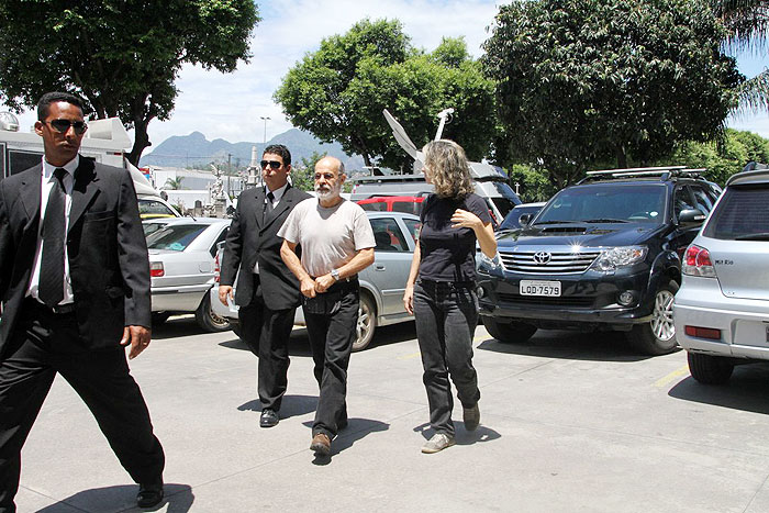 Osmar Prado chega ao velório de Marcos Paulo junto com sua esposa