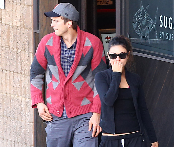 Ashton Kutcher e Mila Kunis curtem um sushi em Studio City