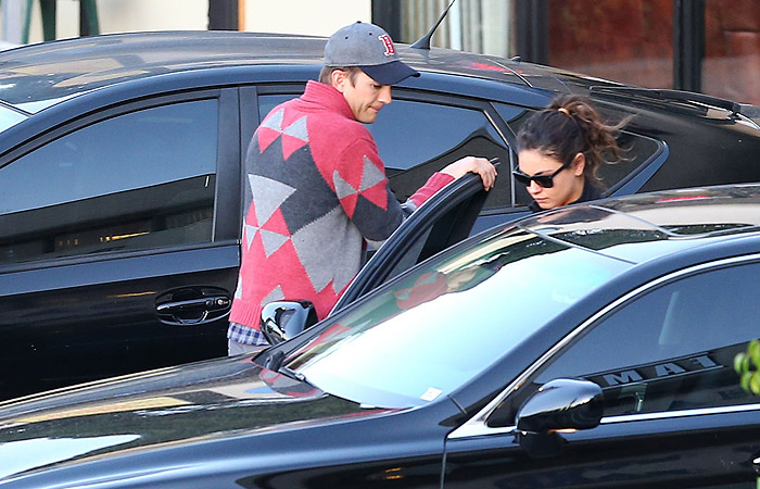 Ashton Kutcher e Mila Kunis curtem um sushi em Studio City