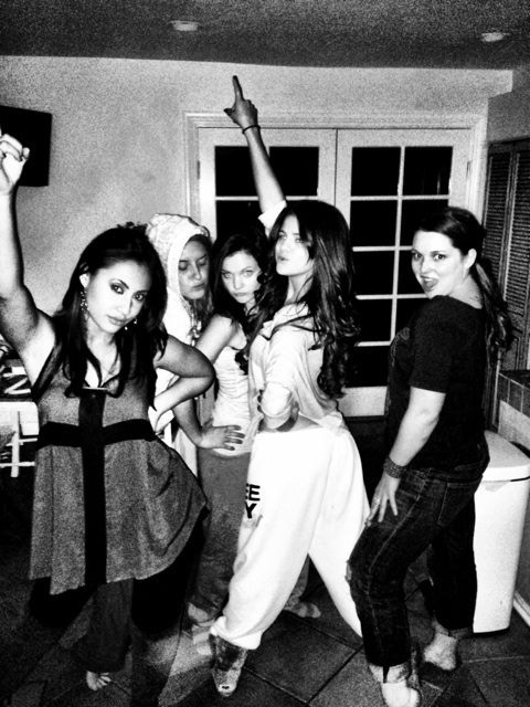 Solteira, Selena Gomez posta foto se divertindo com amigas