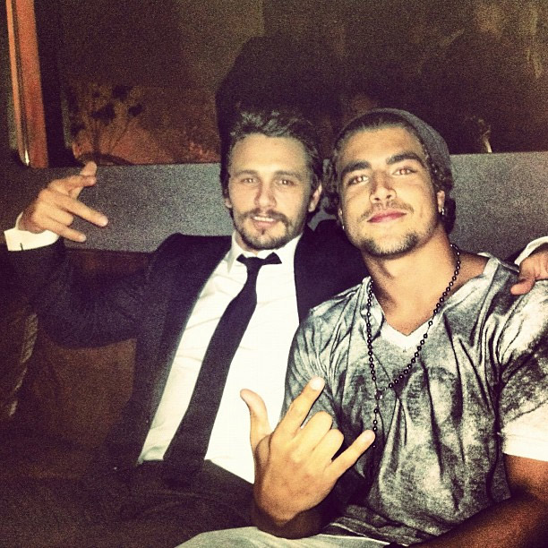 Caio Castro paga de fã e tira foto com James Franco