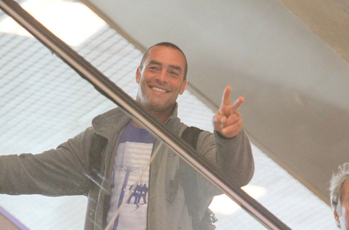 Paulo Zulu aparece todo sorridente em aeroporto do Rio