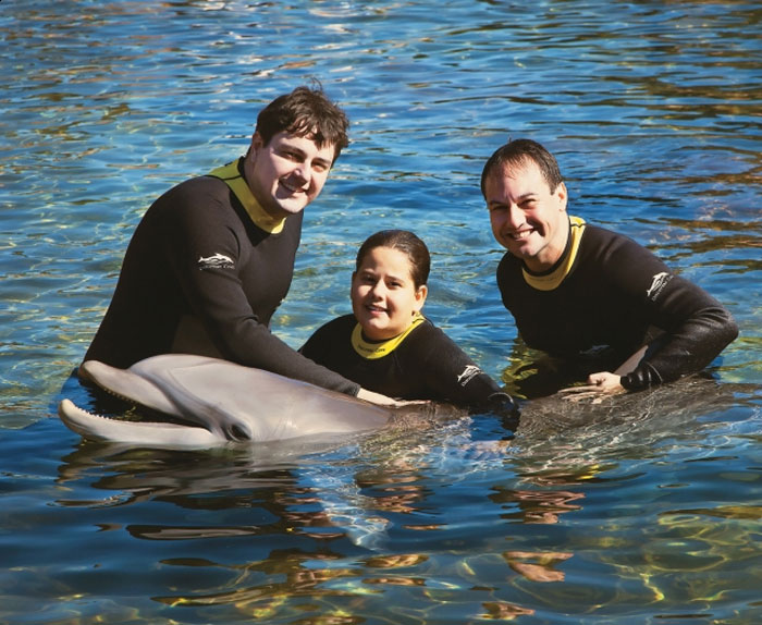 Ágata de Avenida Brasil brinca com golfinhos nas férias em Orlando