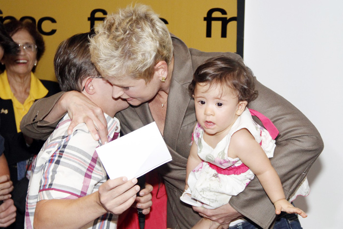 Xuxa ganha presentes e carinho dos jovens presentes no lançamento