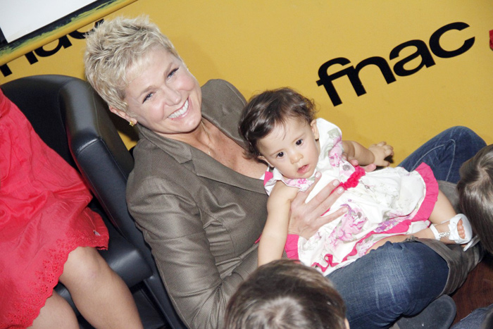 Xuxa se diverte durante o evento desta terça-feira (13)