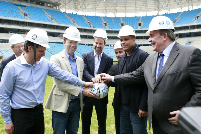 Ronaldo Fenômeno faz visita técnica ao estádio do Grêmio