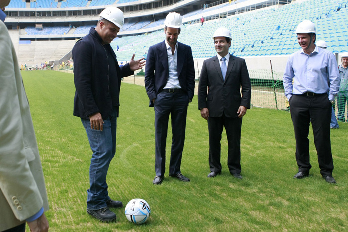 Ronaldo Fenômeno faz visita técnica ao estádio do Grêmio