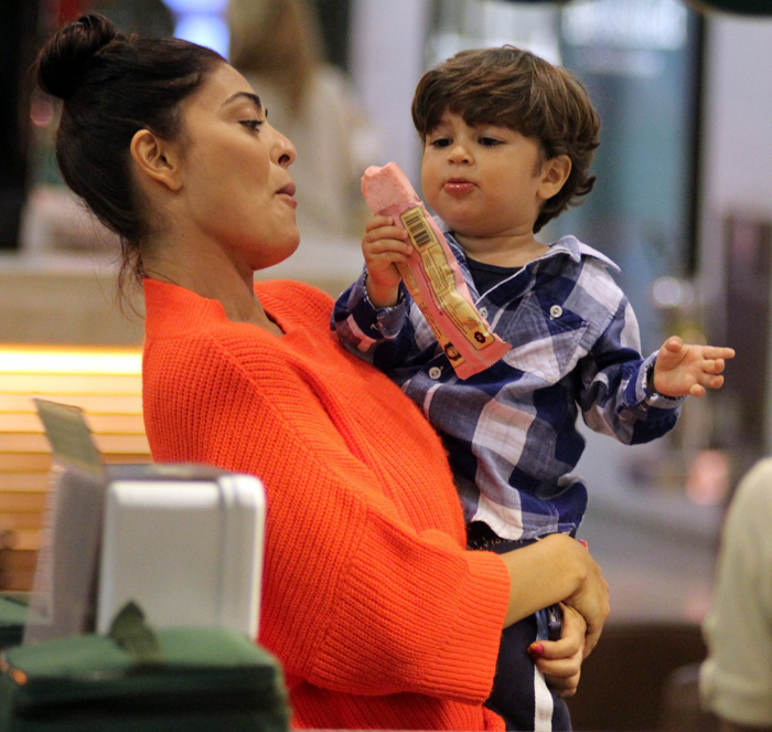 Juliana Paes leva o filho para brincar com Papai Noel