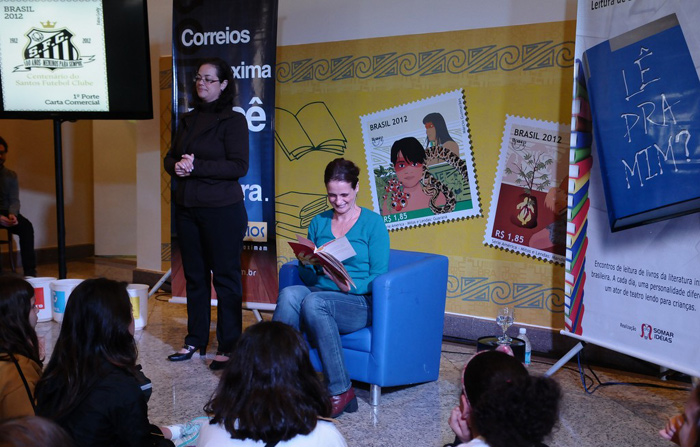 Denise Fraga lê estórias infantil em São Paulo