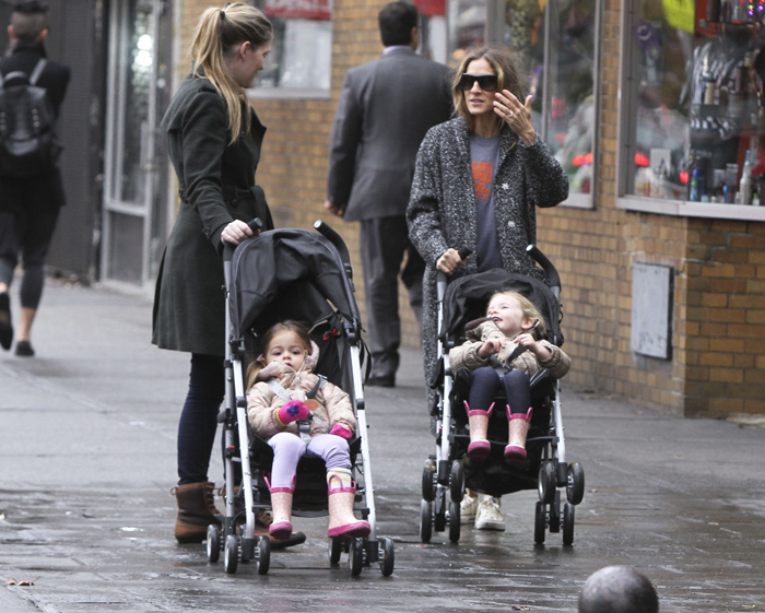 Sarah Jessica Parker leva as filhas para a escola com visual despojado